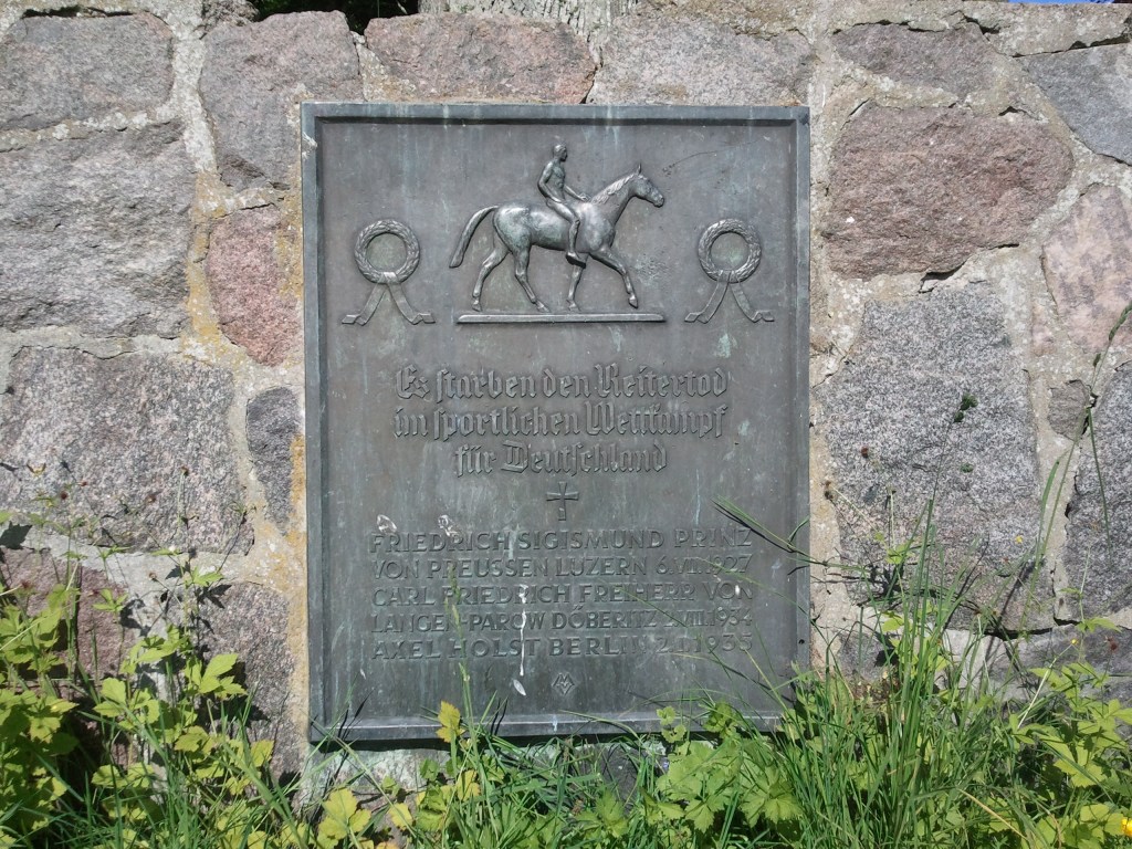 Putbus, Insel Rügen. Denkmal für tödlich verunglückte Reiter.